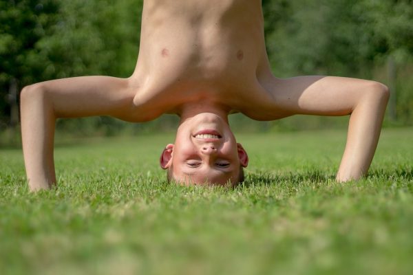 boy-headstand 2847513_1280